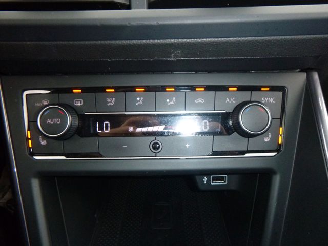 Fahrzeugabbildung Volkswagen Polo VI IQ.DRIVE >Navi/Sitzheiz/Einparkhilfe/ACC