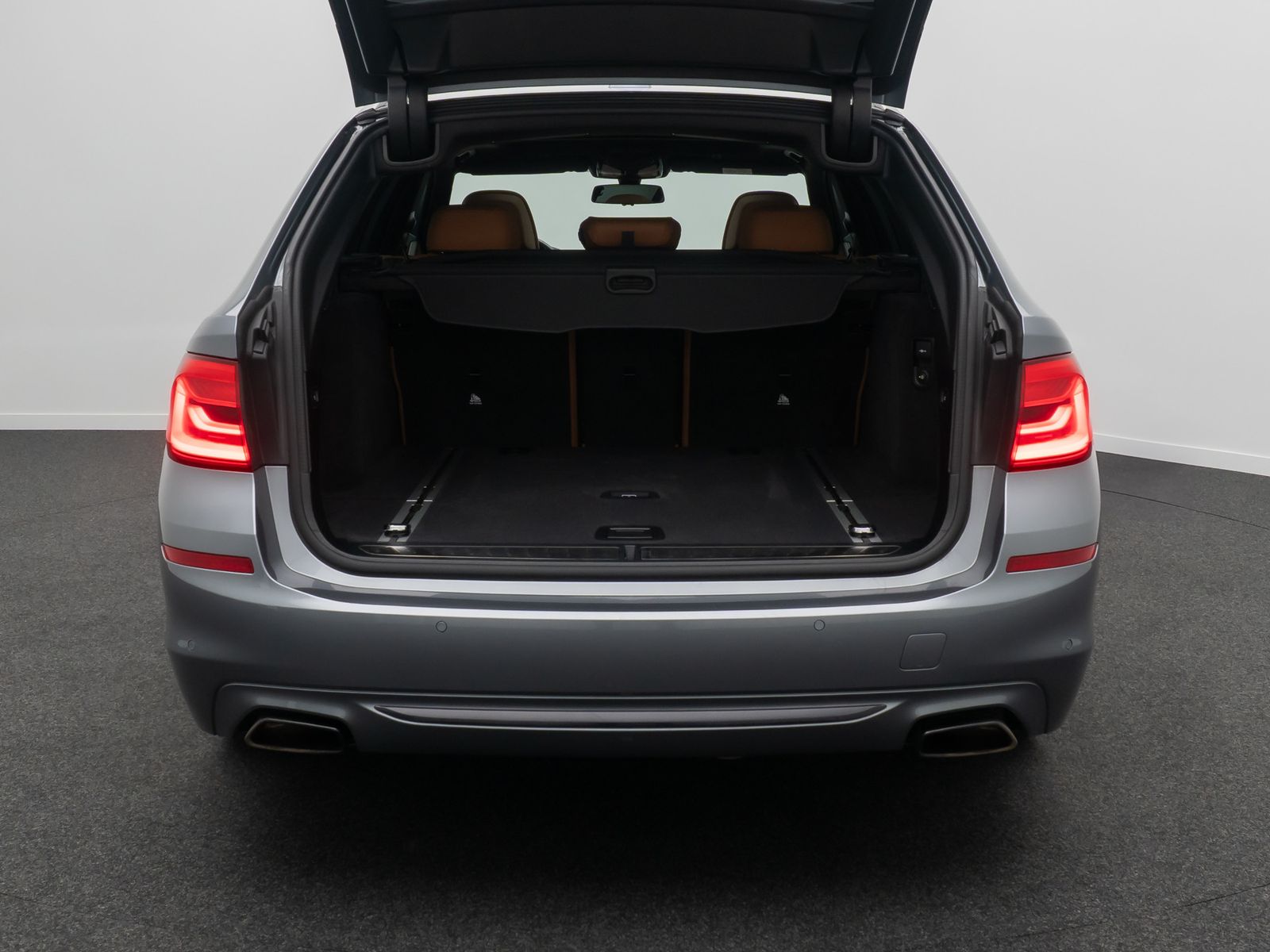 Fahrzeugabbildung BMW 540d xD SportLine 360&deg;HUD AHK DispKey SoftCl H/K