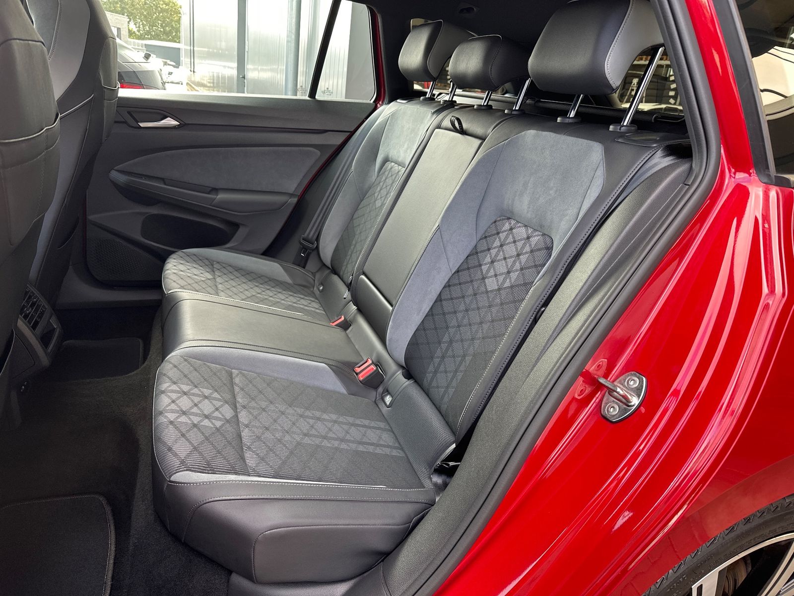 Fahrzeugabbildung Volkswagen Golf Variant 2.0 TDI DSG R-Line NAV+LED+AHK+ACC