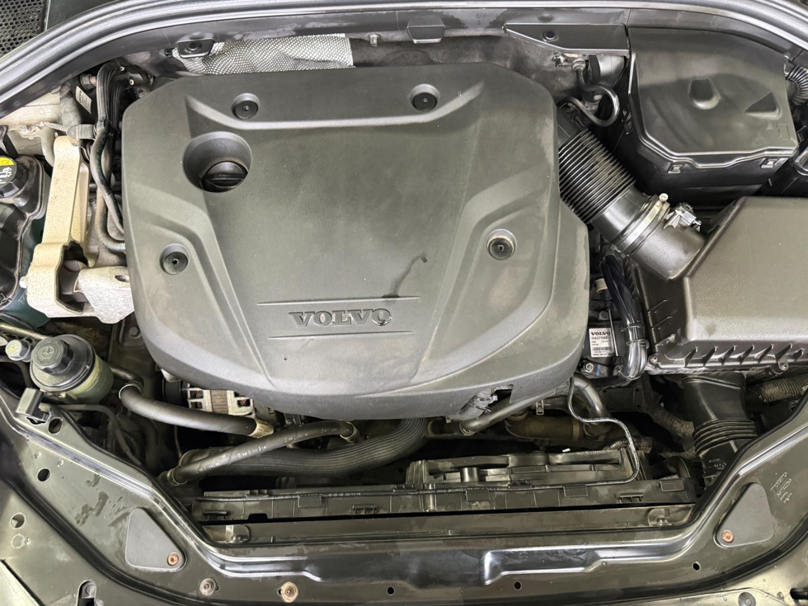 Volvo XC60 2.0 D4*MOMN*R-DSGN*2WD*ACC*PAN*CAM*BI-XN*AH
