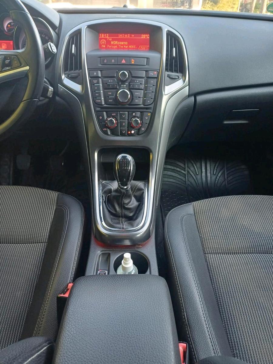 Opel Astra 2012 — photo 10