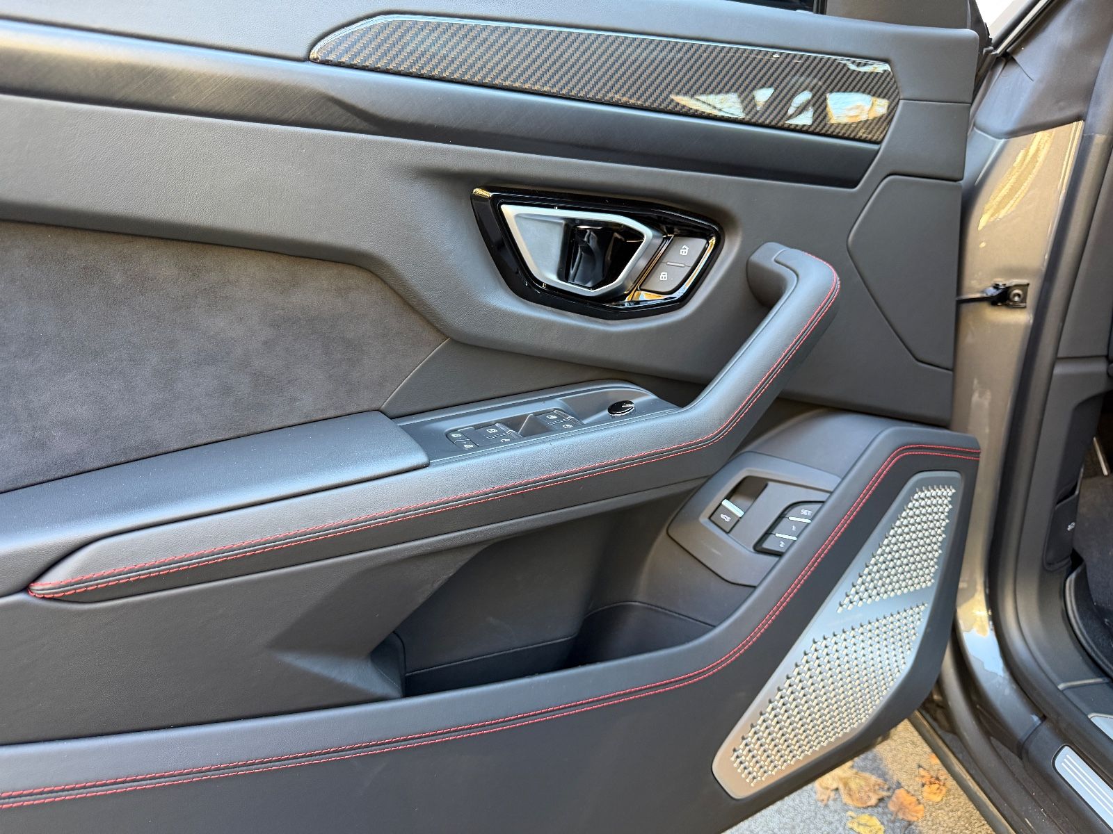 Fahrzeugabbildung Lamborghini Urus 4.0 AKRAPOVIČ*CARBON*PANO*HEADUP*B&O*MEMO*