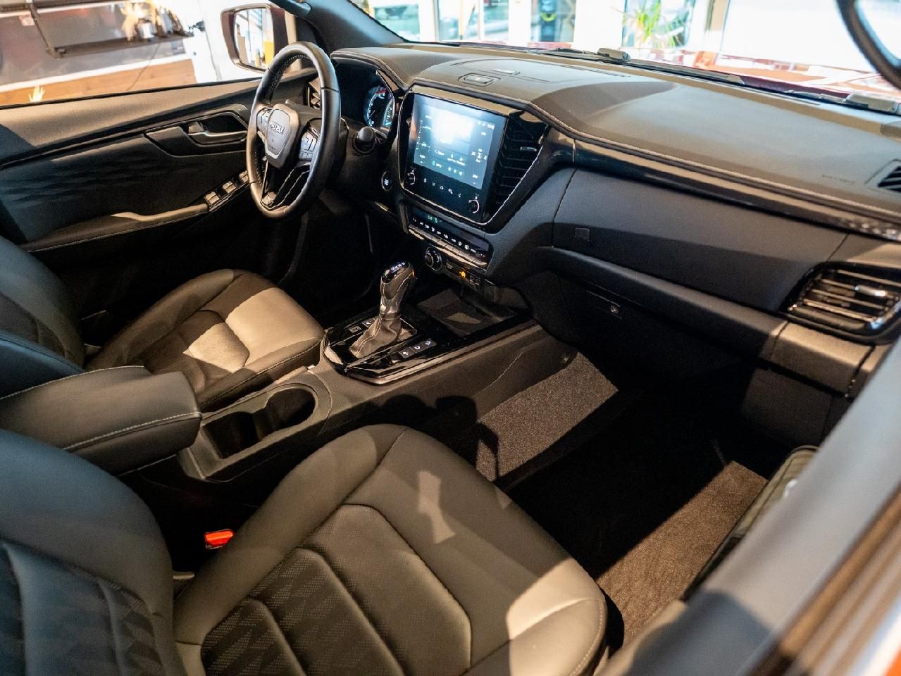 Fahrzeugabbildung Isuzu D-Max Double Cab 4WD V-CROSS - Neues Modell MJ24