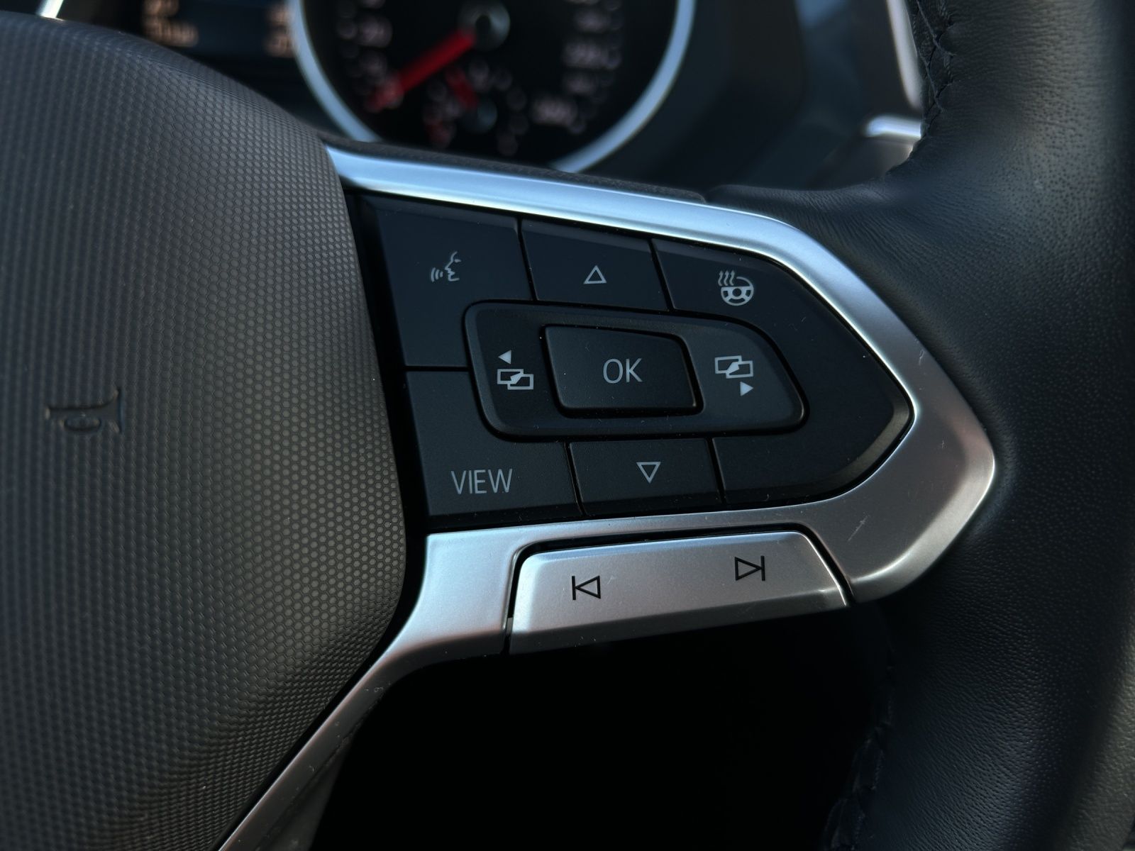 Fahrzeugabbildung Volkswagen Tiguan TSI Life LED ACC SH LRHzg PDC 18" WeConne