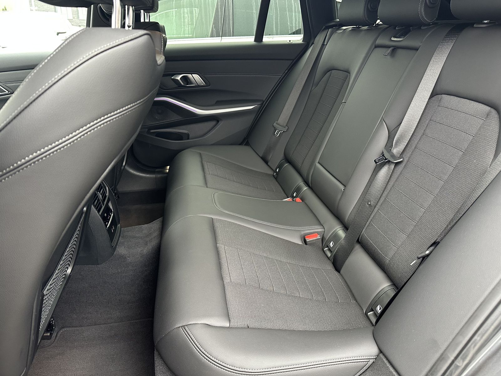 Fahrzeugabbildung BMW 320d Touring Sport-Line NAV+LED+ACC+HIFI+17ZO+LC