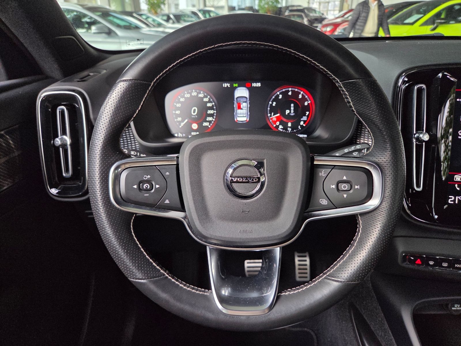 Fahrzeugabbildung Volvo XC40 R Design 2WD AHK LED H/K NAV RFK SHZ 19"