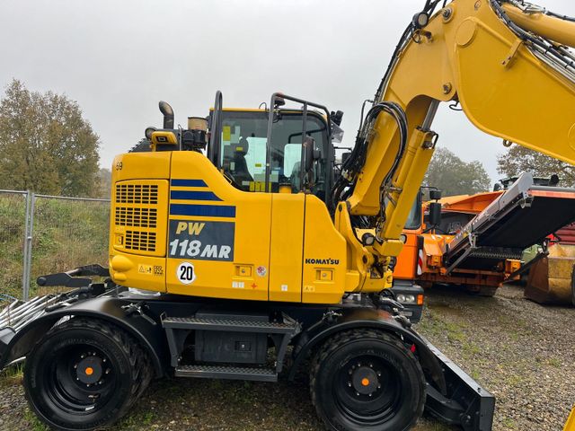 Komatsu PW 118 MR-11 mit Oilquick OQ 45-5