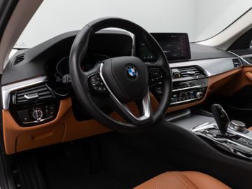 Fahrzeugabbildung BMW 530d Tour HUD ACC Kamera DAB  Komfortzugang