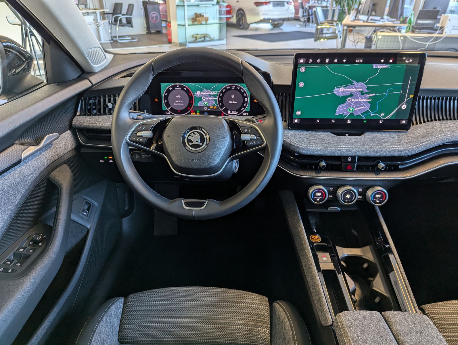 Fahrzeugabbildung SKODA Superb 2.0TDI DSG 4x4 Pano Matrix ACC AHK 5J Gar