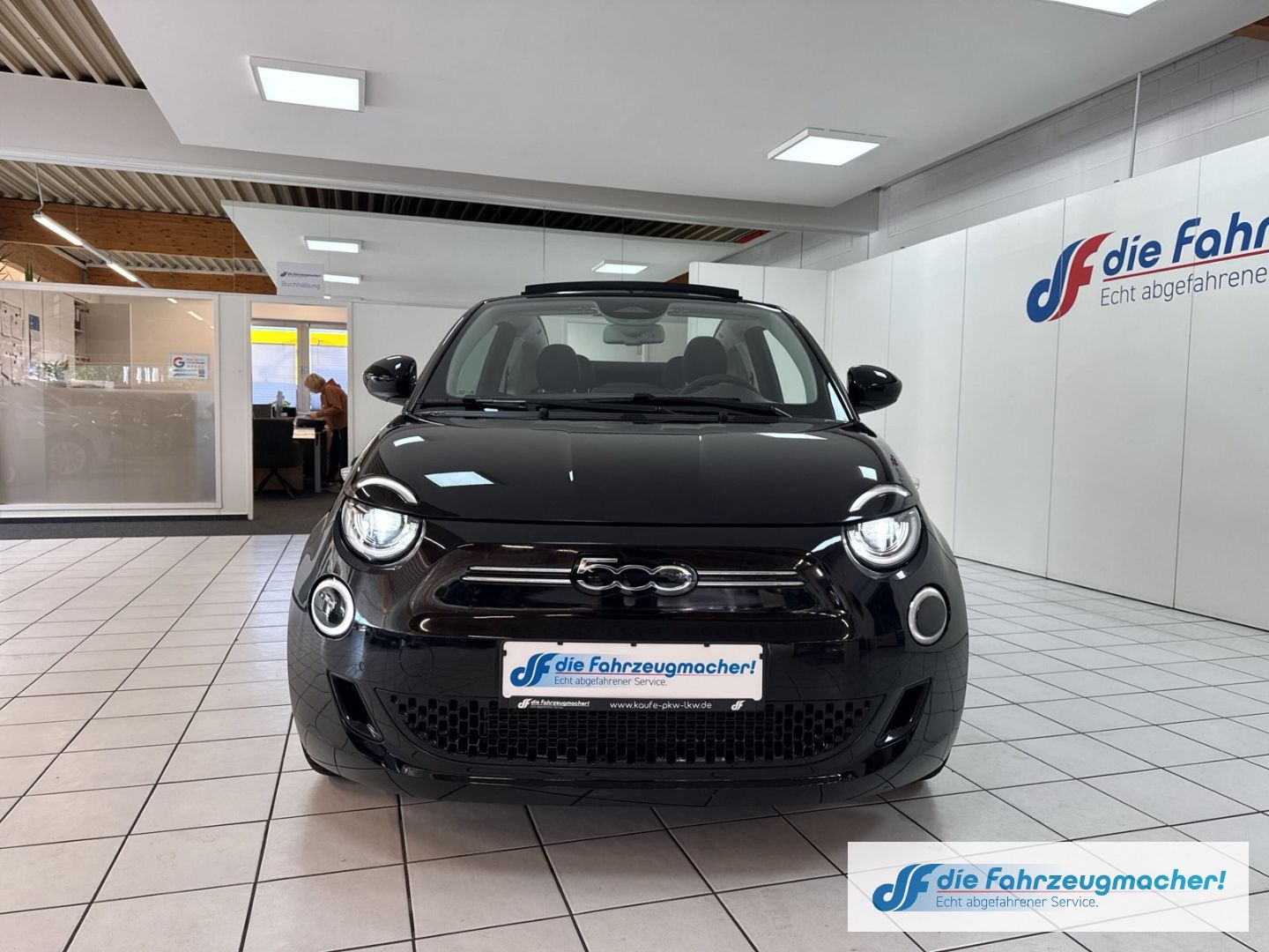 Fahrzeugabbildung Fiat 500 e Navi Soundsystem Apple CarPlay Android Au