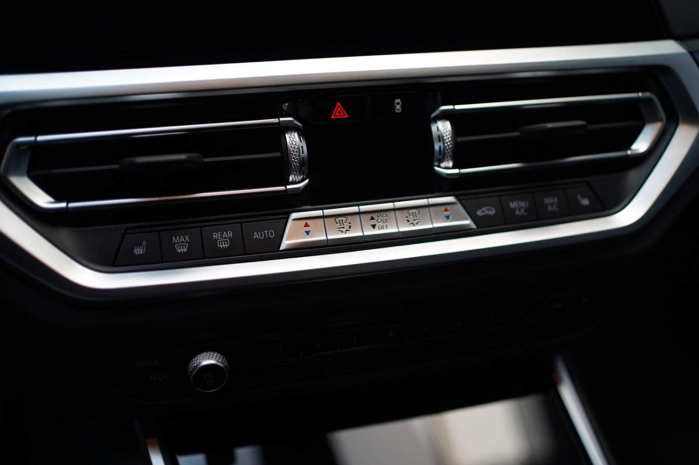 Fahrzeugabbildung BMW 320i Sport Line +DAB+PDC+Sportsitze+Alarmanlage+