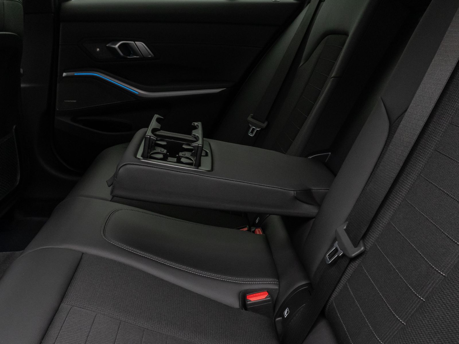 Fahrzeugabbildung BMW 330i xD Kamera HUD H/K ACC Komfort Alarm Sport