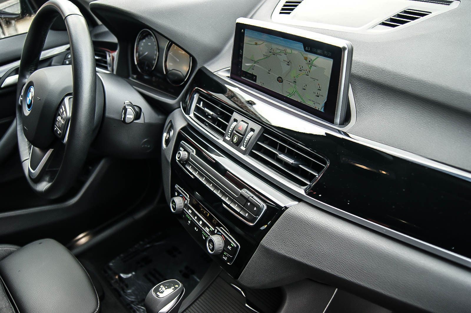 Fahrzeugabbildung BMW X1 xDrive 25e Advantage STORM BAY INDIVIDUAL LED