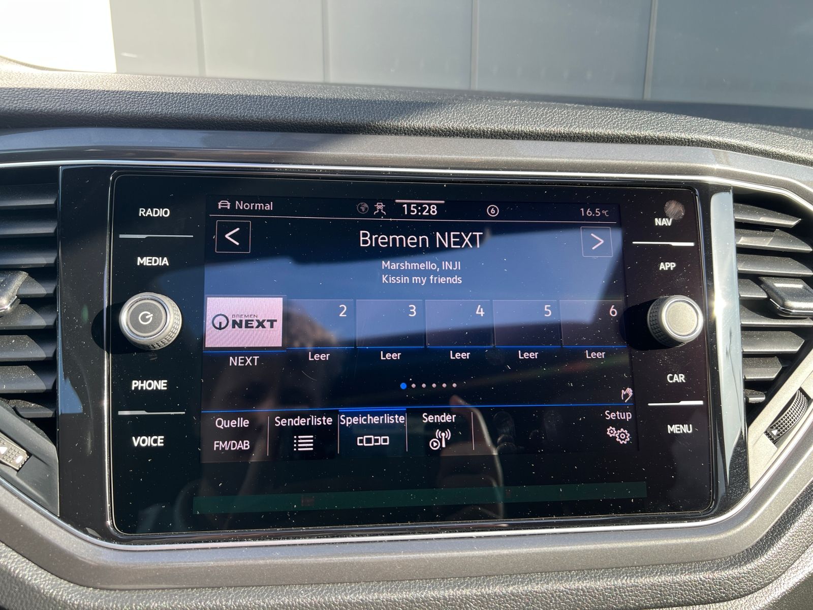 Fahrzeugabbildung Volkswagen T-Roc Sport 1.5 TSI DSG R-Line *AHK, Panoramadac