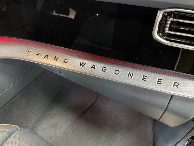 Fahrzeugabbildung Jeep GRAND WAGONEER 6.4L V-8 LPG NIGHT VIEW 1. HAND