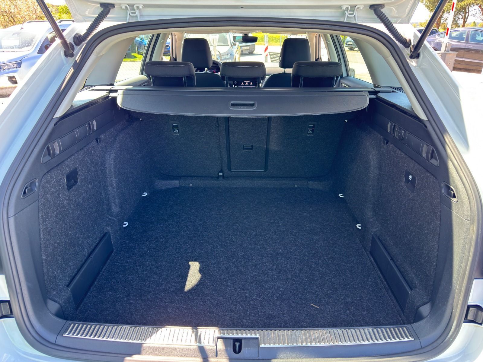 Fahrzeugabbildung SKODA Superb Combi 2.0 TDI 6-Gang*LED*PDC*SmartLink