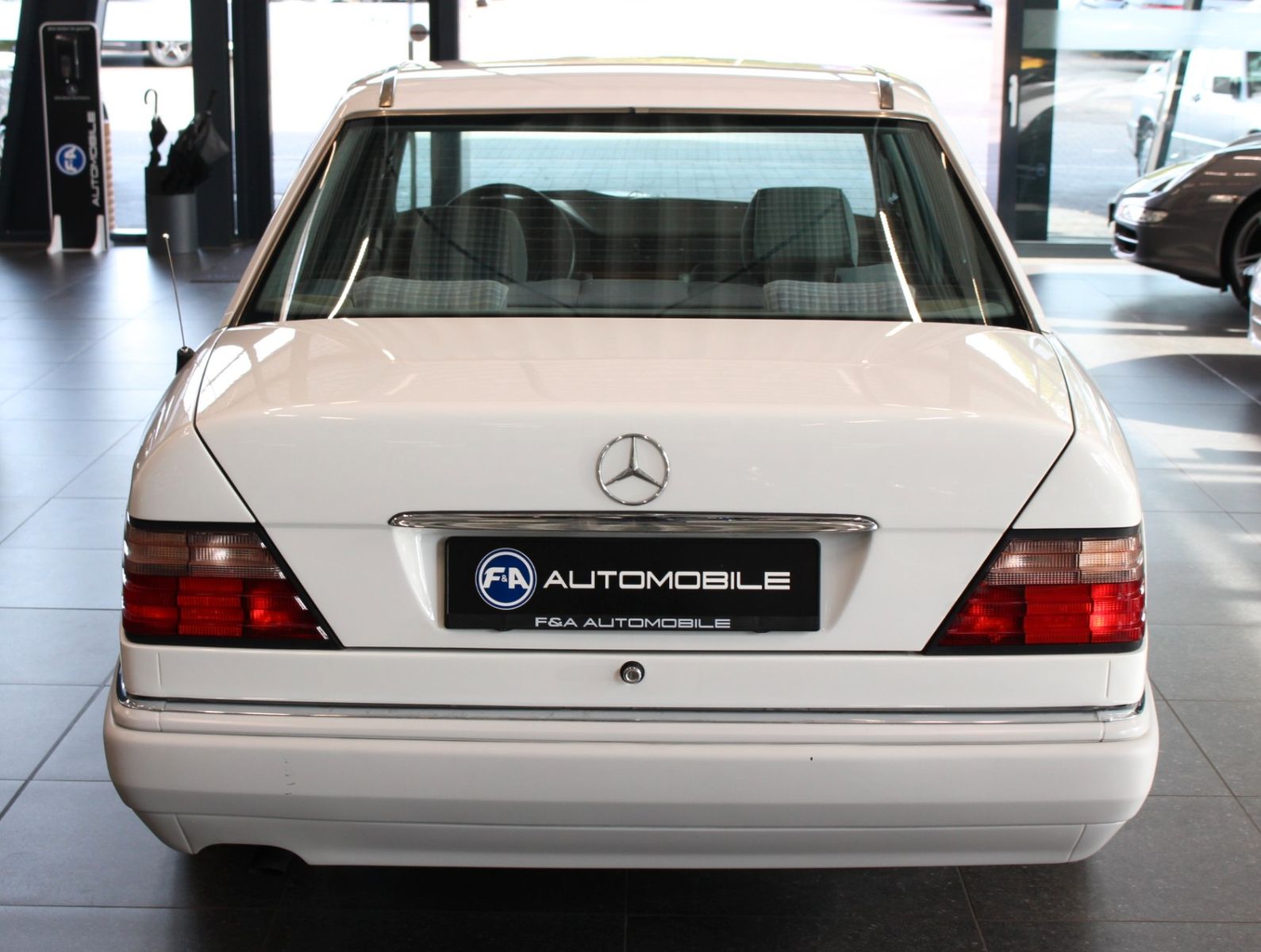 Fahrzeugabbildung Mercedes-Benz E 220 2.Hand+Klima+126Tkm+Top Zustand