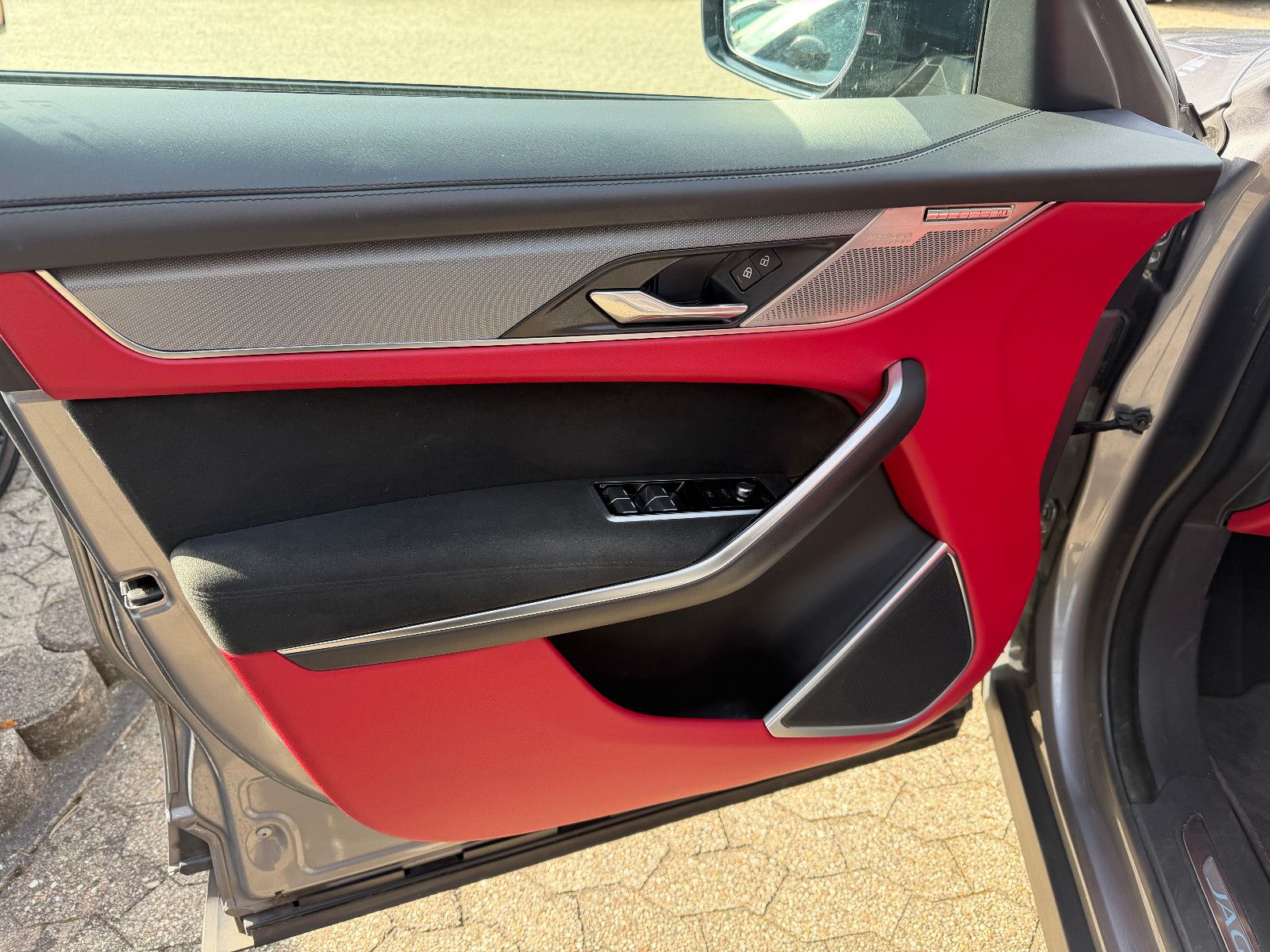 Fahrzeugabbildung Jaguar F-PACE SVR /PANO/MERIDIAN/HUD/360°KAM/MEMORY