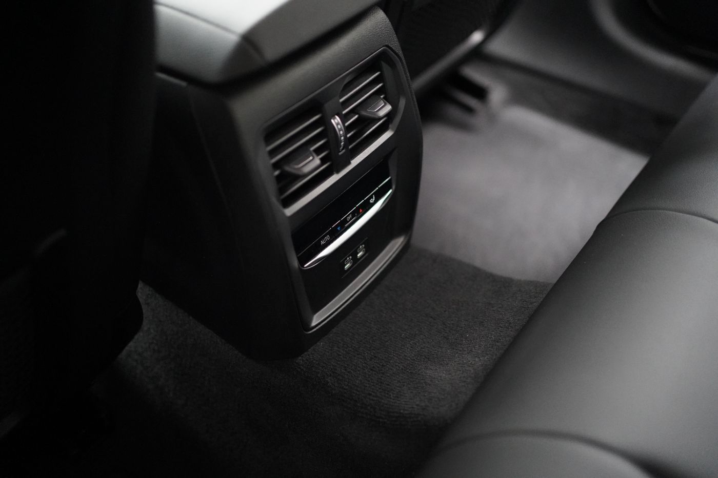 Fahrzeugabbildung BMW 330e xDri Sport Line +HeadUp+Laserlicht+Komfortz