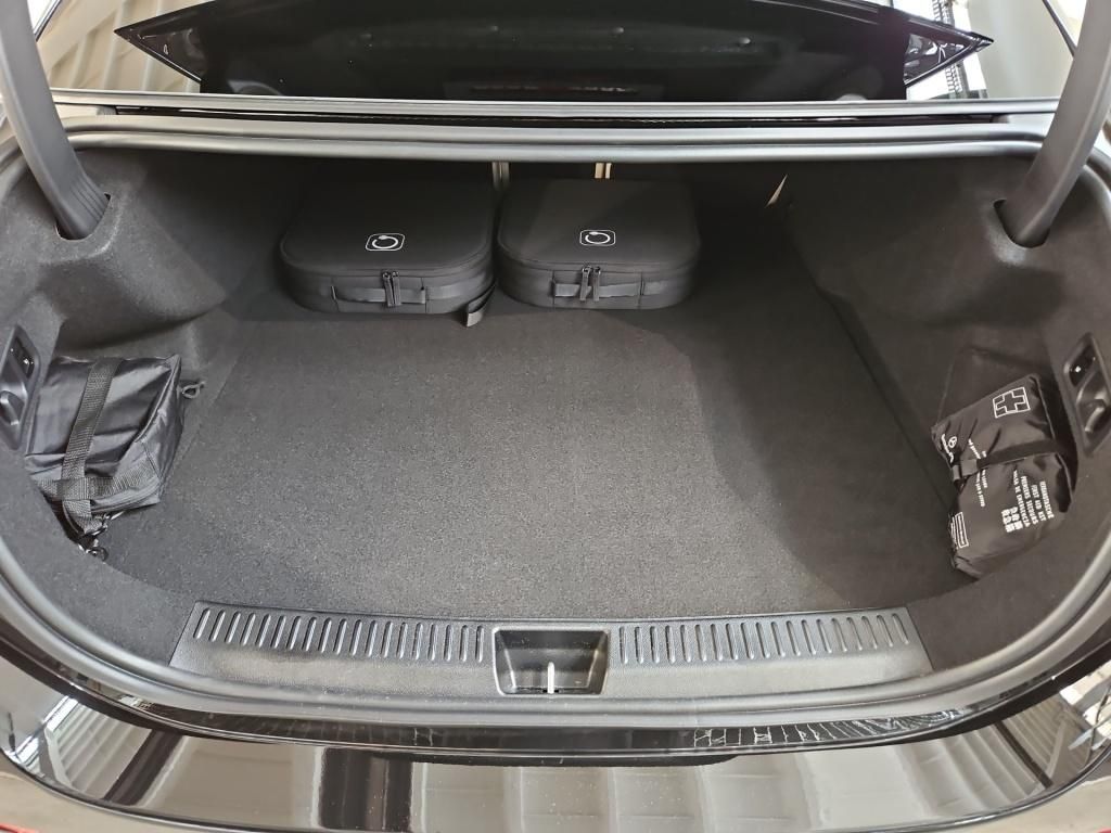 Fahrzeugabbildung Mercedes-Benz E 300 e 4M Limousine +AMG+NIGHT+AHK+WINTER+4D-SO