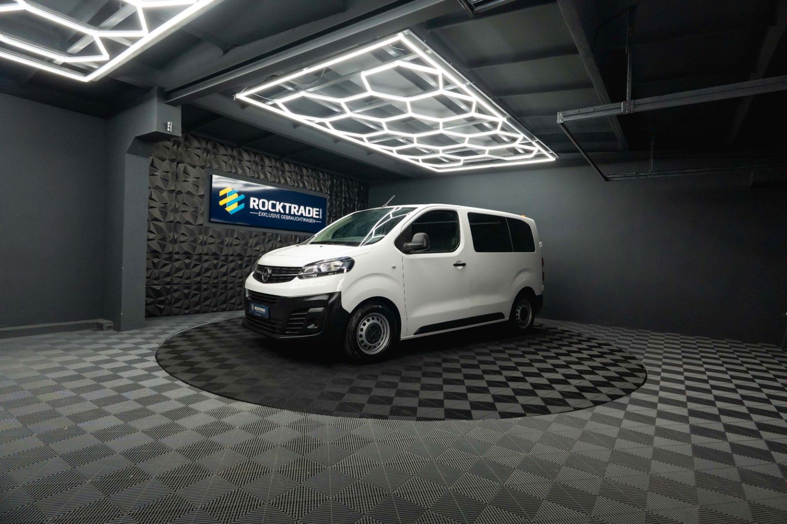 Fahrzeugabbildung Opel Vivaro Kombi S | 9 Sitze | Klima | DAB | TÜV NEU