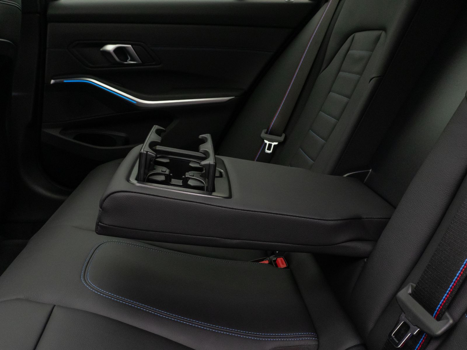 Fahrzeugabbildung BMW 330e M Sport Pro Panorama 360°HUD DAB HiFi AHK