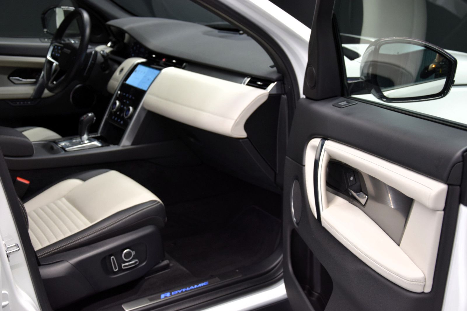 Fahrzeugabbildung Land Rover Discovery Sport R-Dynamic D 200 AWD Pano 360°AHK