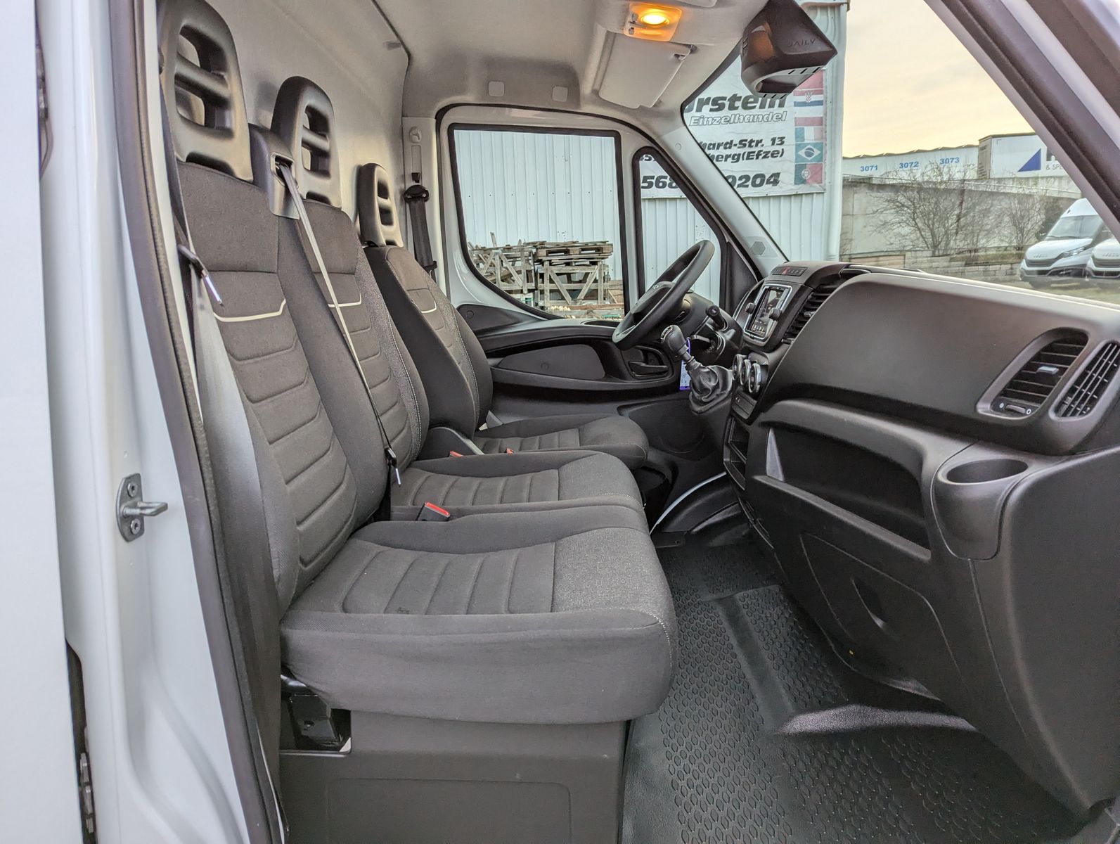 Fahrzeugabbildung Iveco Daily 35S18V4100L 3.0L Dach/Holzboden Kamera Kli