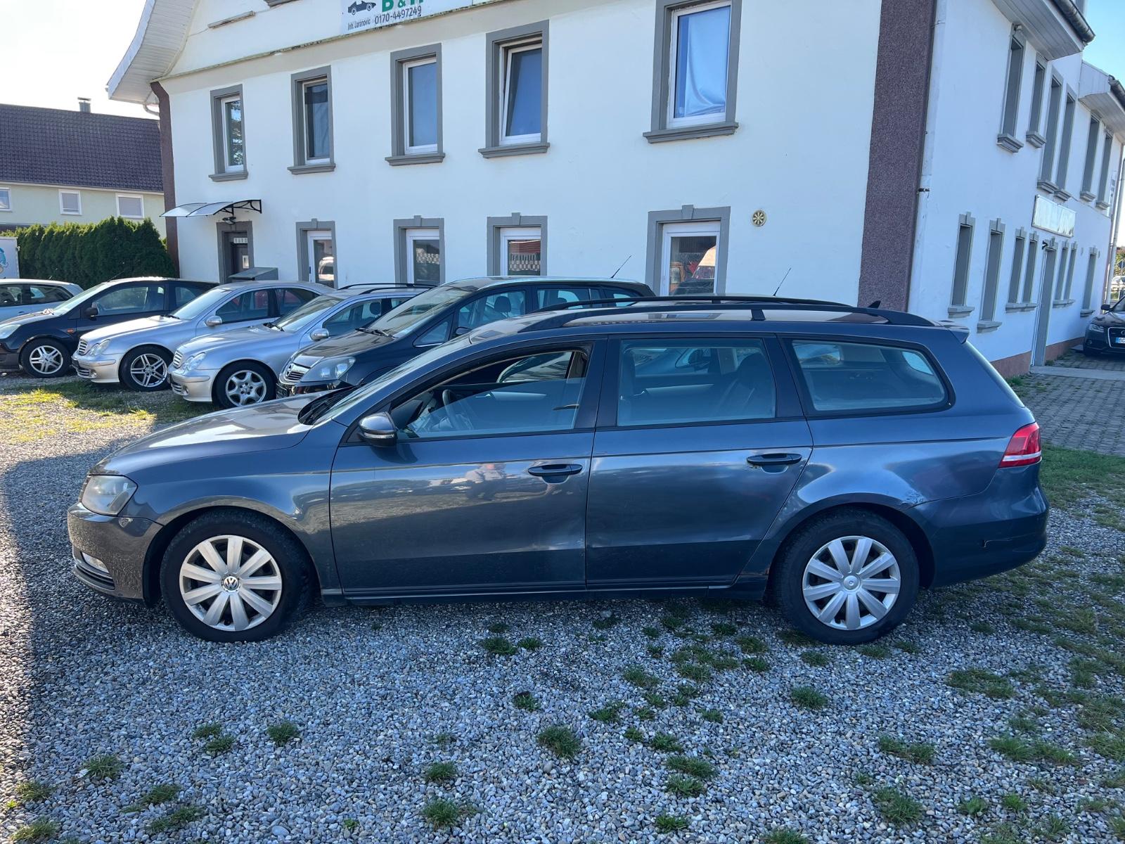 Volkswagen Passat 2011 — rear view