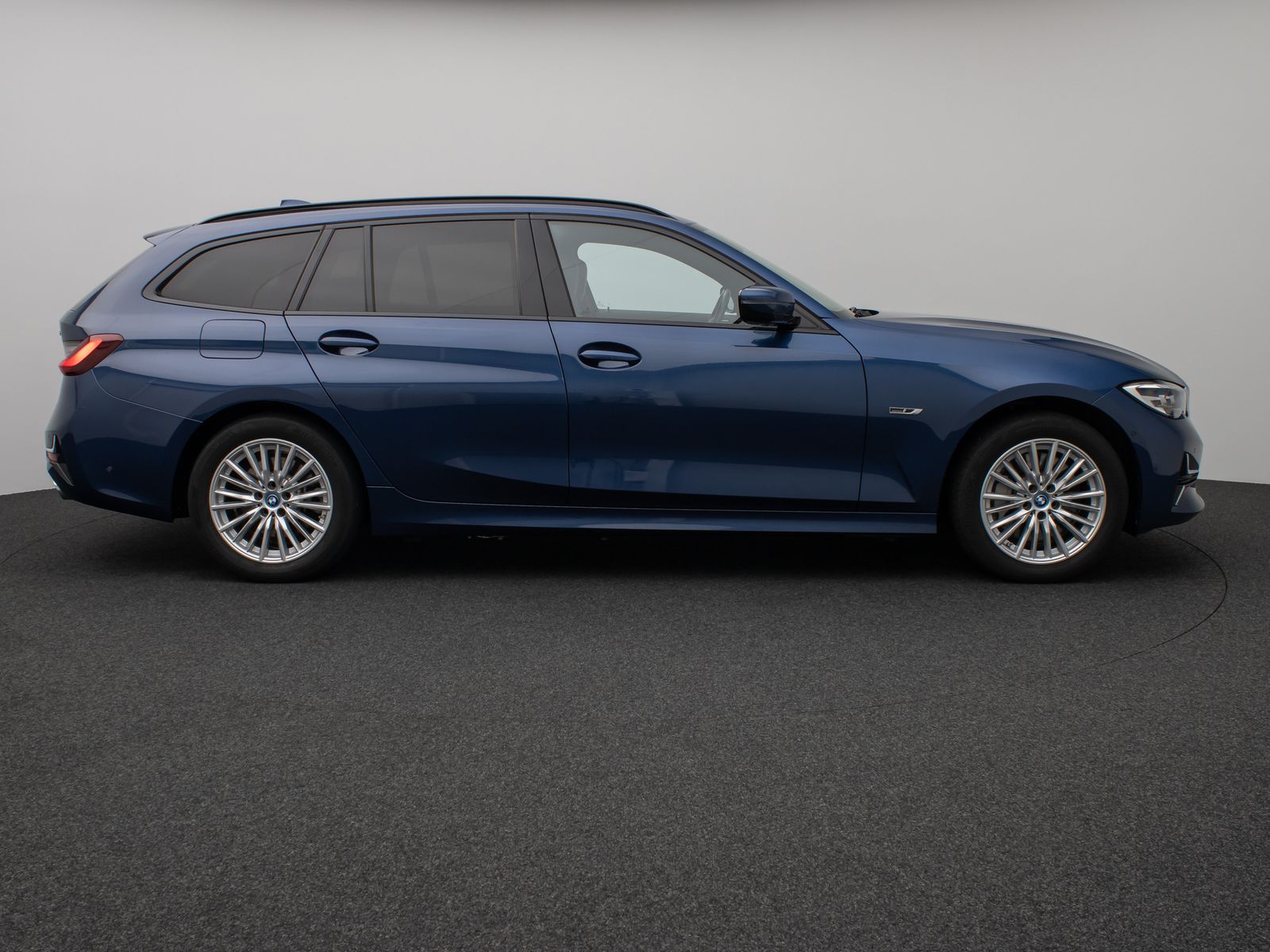 Fahrzeugabbildung BMW 330e xD Luxury Line Panorama Kamera HUD DAB AHK