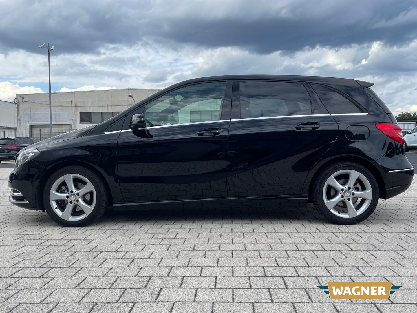 Fahrzeugabbildung Mercedes-Benz B 180 Pano Kamera Navi PDC SHZ Klimaautomatik