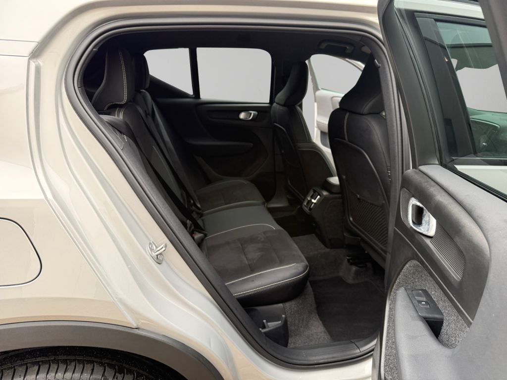 VOLVO XC40 B3 B DKG Plus Dark 360° Notrad getönte Sche VOLVO XC40 B3 B DKG Plus Dark 360° Notrad getönte Sche