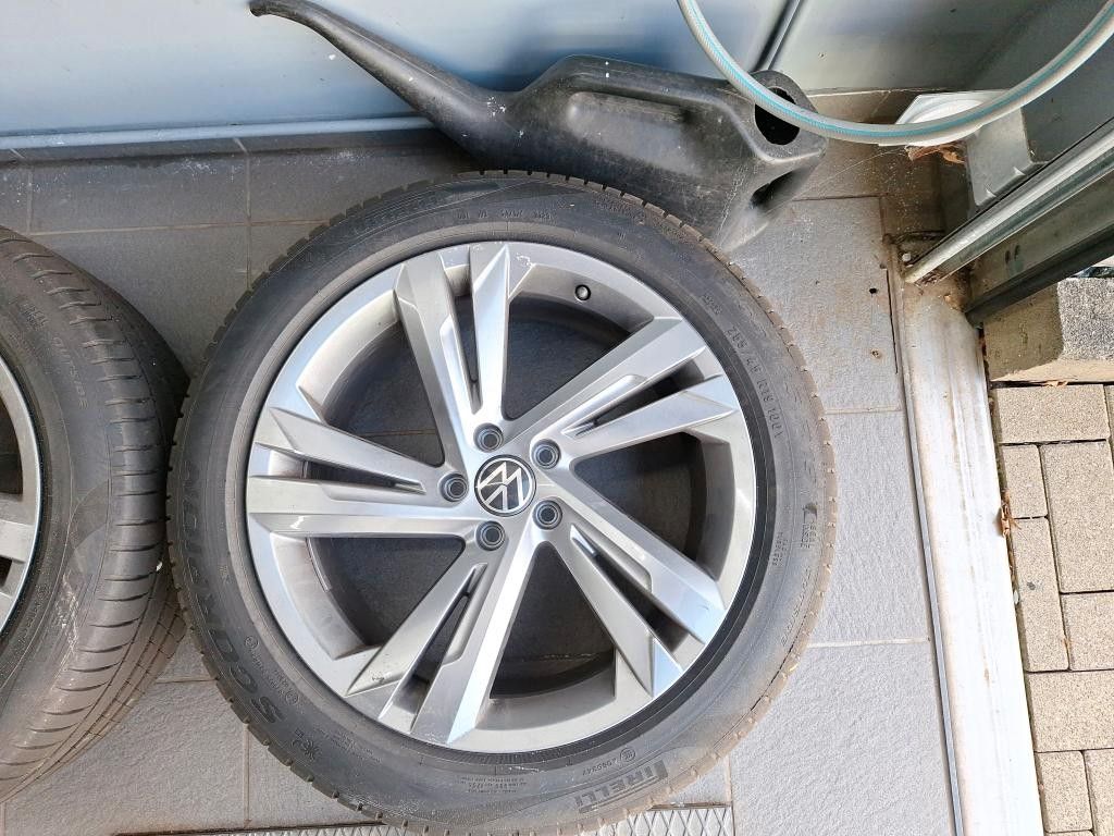 Fahrzeugabbildung Volkswagen Tiguan R-LINE DSG LED AHK ACC 19' APP-CON. 1H