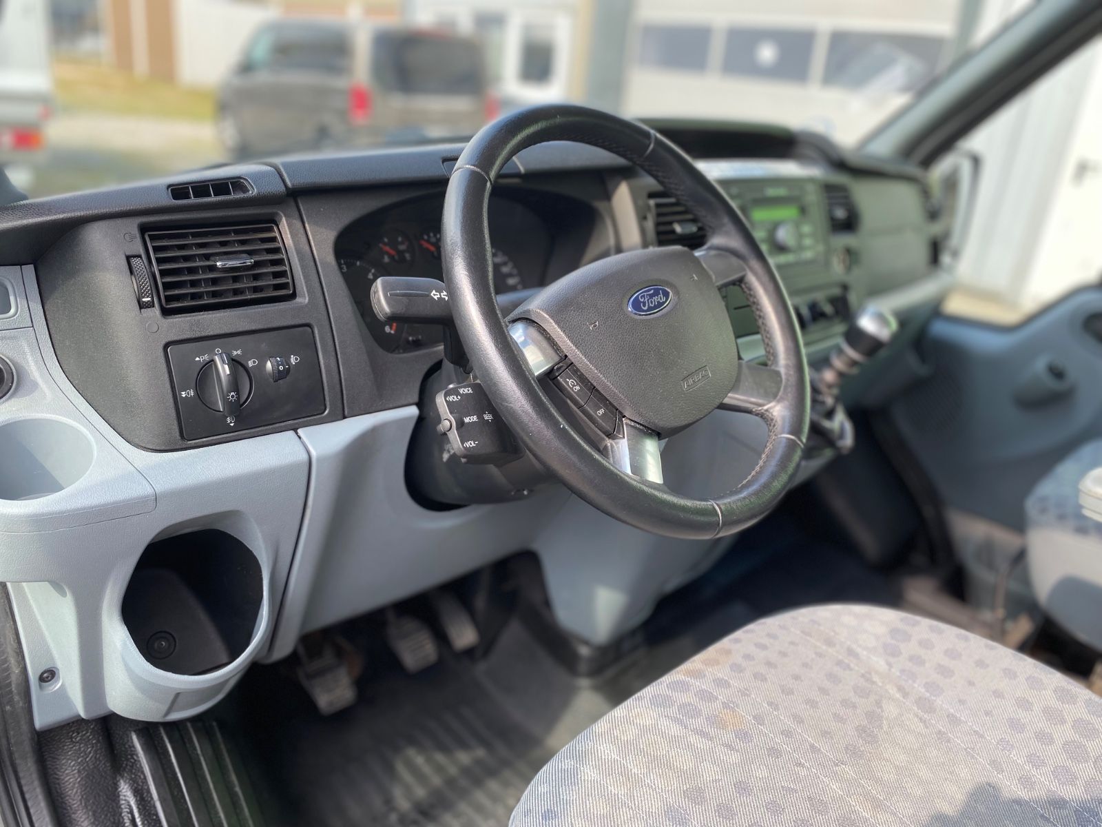 Fahrzeugabbildung Ford Transit Kombi FT 300 M Trend,STH,ROLLSTUHLLIFT