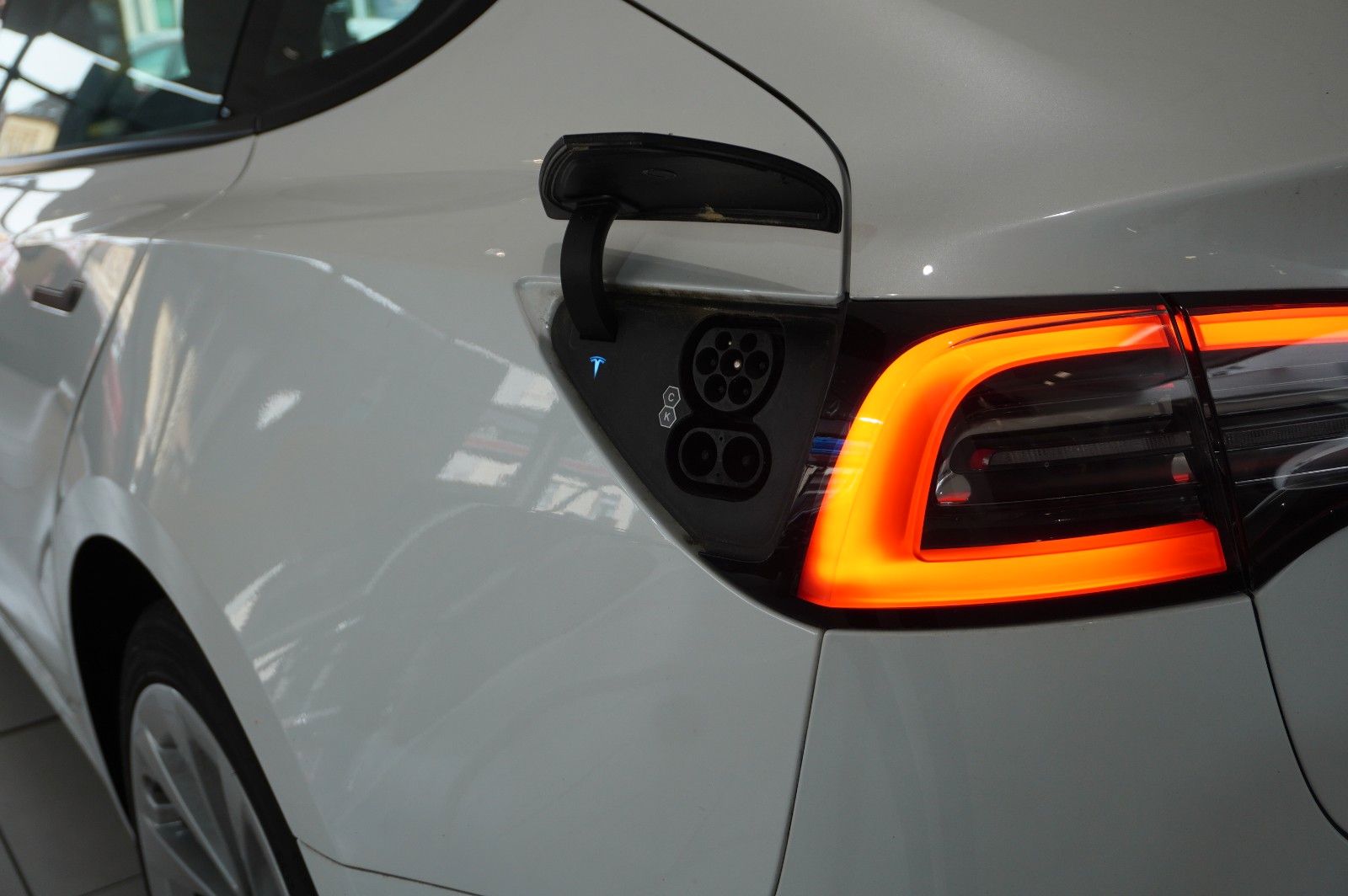 Fahrzeugabbildung Tesla Model 3 LONGRANGE DUAL-MOTOR NAVI/KAMERA/DAB/AMD