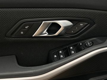 Fahrzeugabbildung BMW 330i Steptr. LiveCockpProf HuD ACC Laser HiFi DA