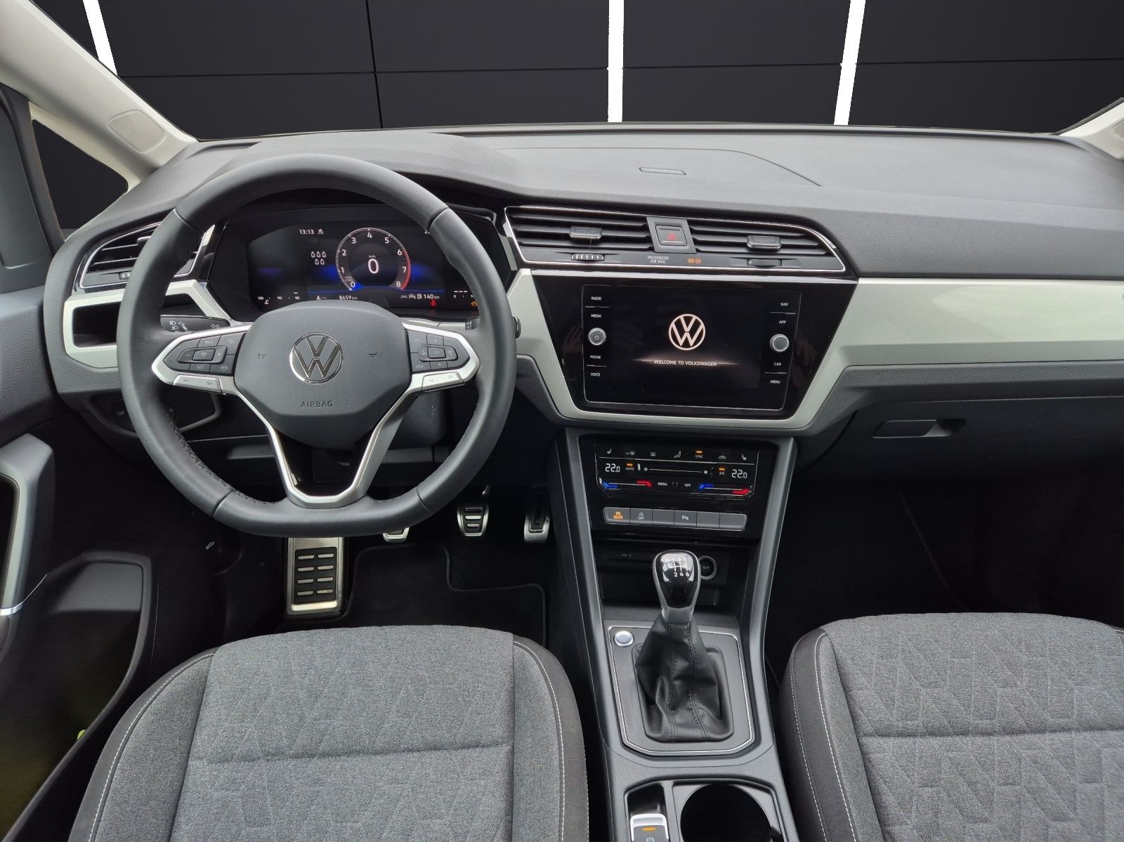 Fahrzeugabbildung Volkswagen Touran TSI Move 7-Si AHK Navi AID ACC PDC SH LM