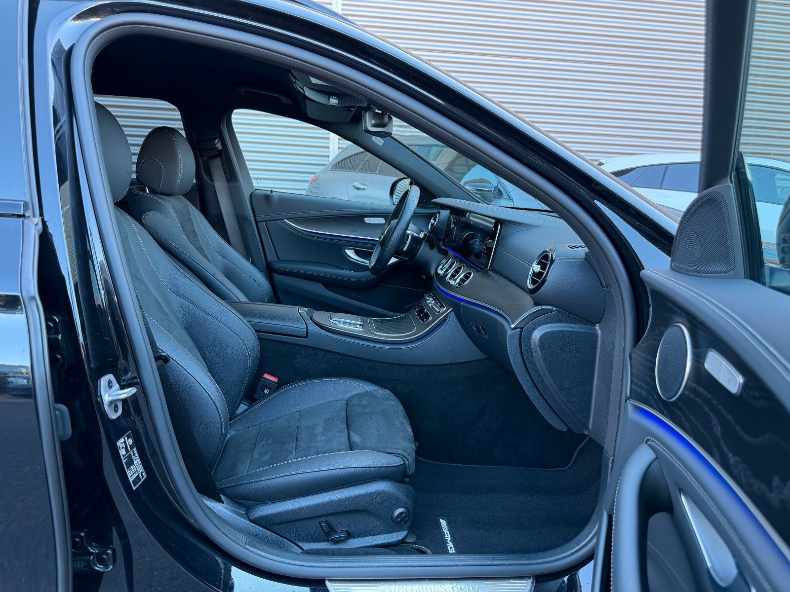 Fahrzeugabbildung Mercedes-Benz E 220d T AMG+Distr+MultiB+AHK+Ambiente+