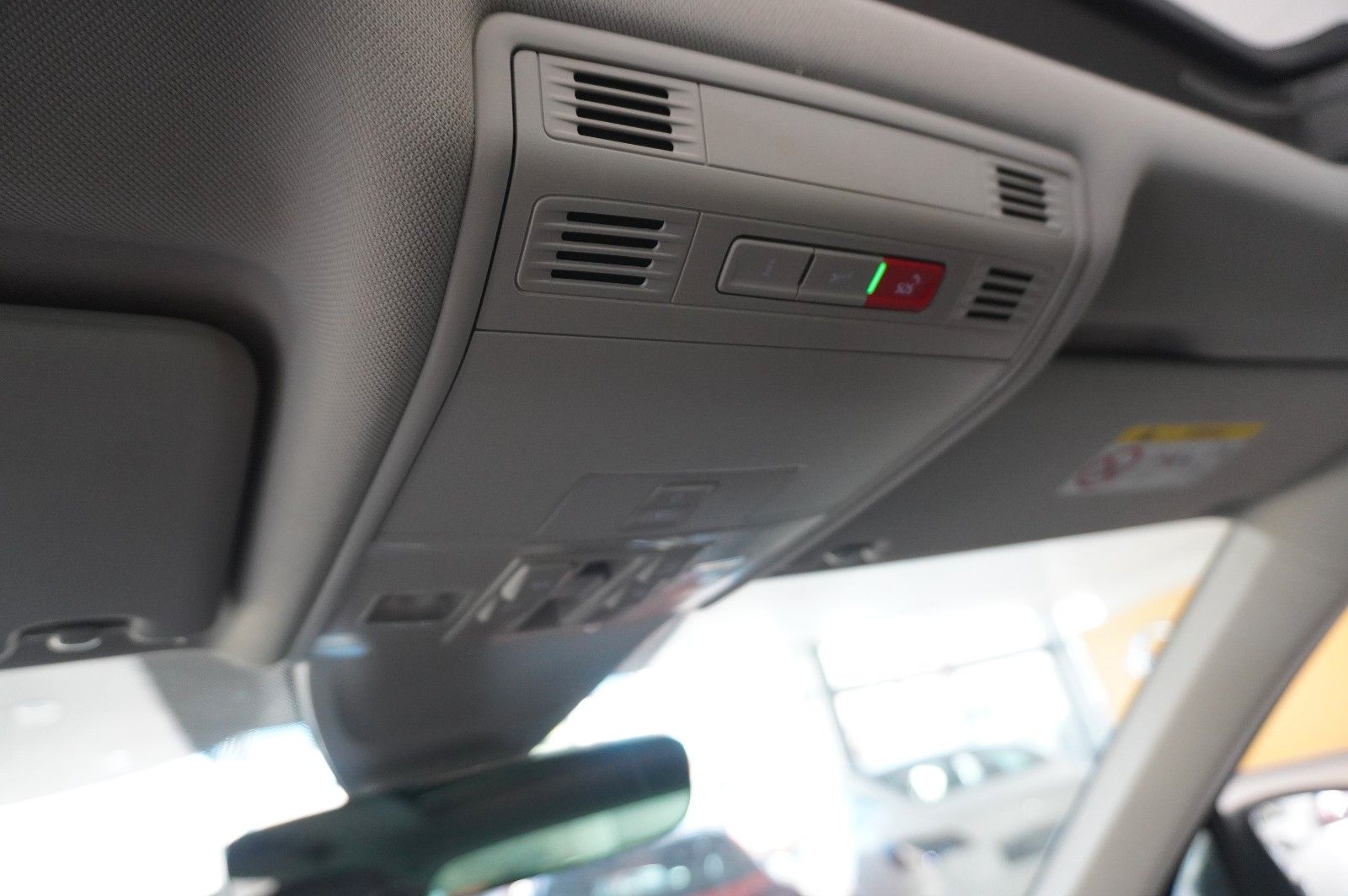 Fahrzeugabbildung Volkswagen Tiguan 2.0 TSI 4MOTION R-LINE NAVI/KAMERA/SH/AHK