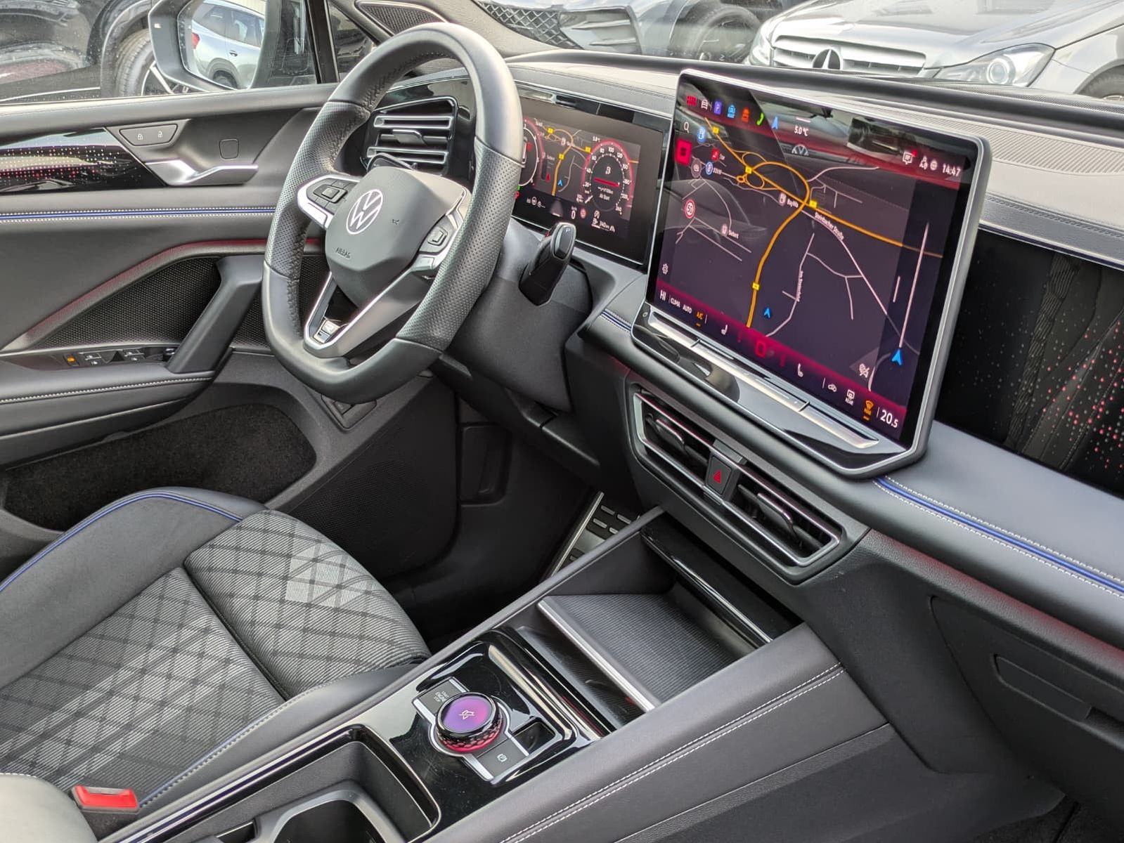 Fahrzeugabbildung Volkswagen Tiguan 2.0 TDI 4M R-Line BLACK*PAN*HK*AHK*MATRIX