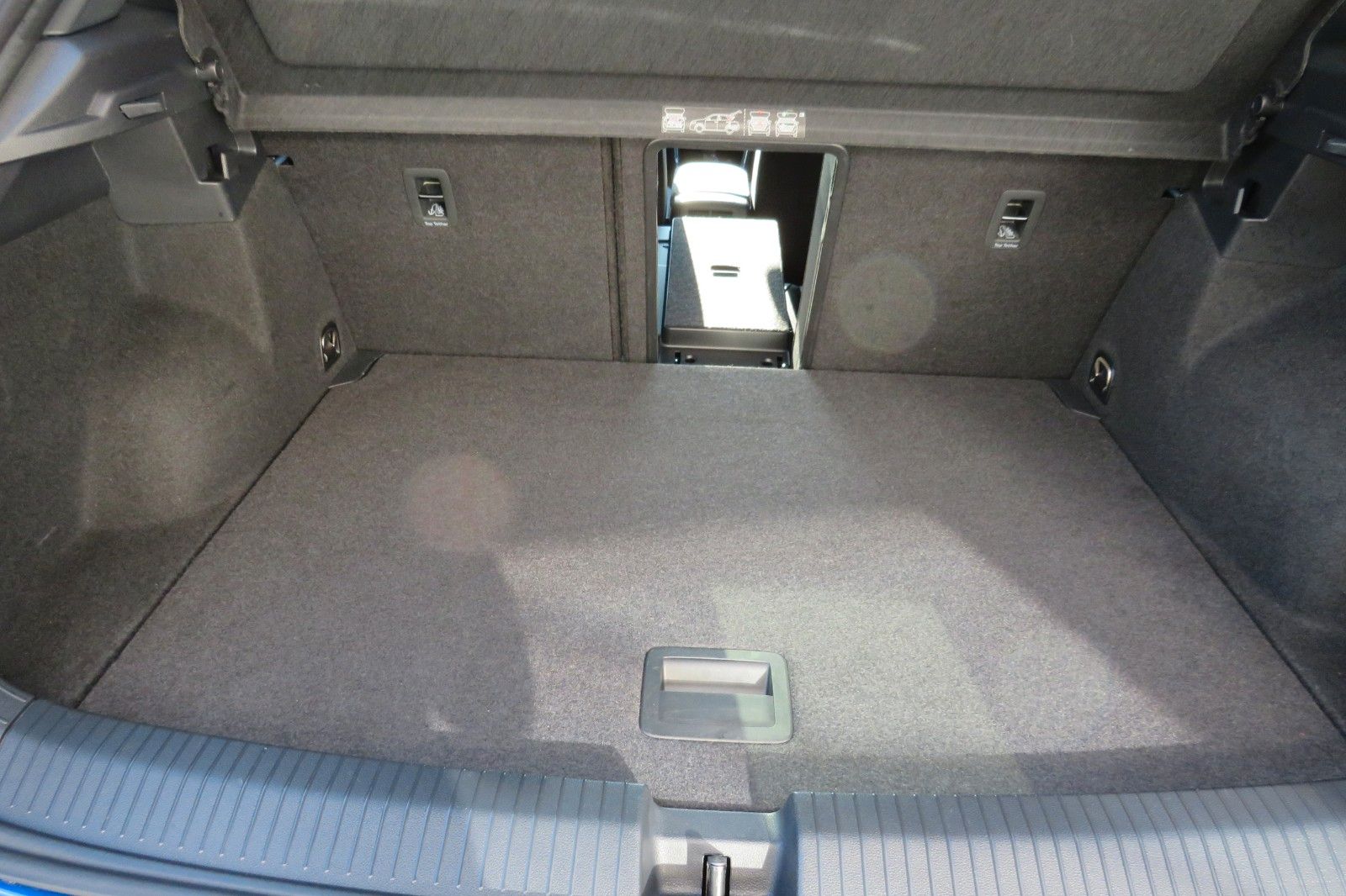 Fahrzeugabbildung Volkswagen T-Roc SPORT PANO AHK LED NAVI ACC PDC SITZH. 1.H