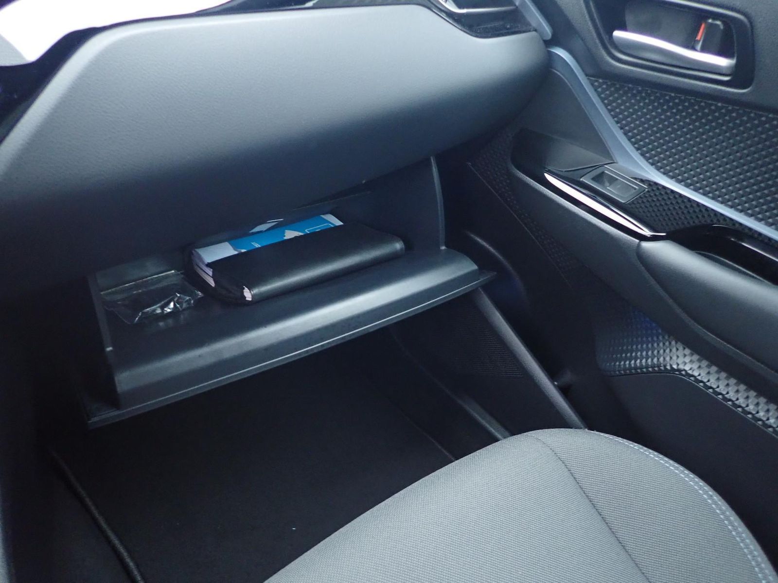 Fahrzeugabbildung Toyota C-HR Hybrid Team D