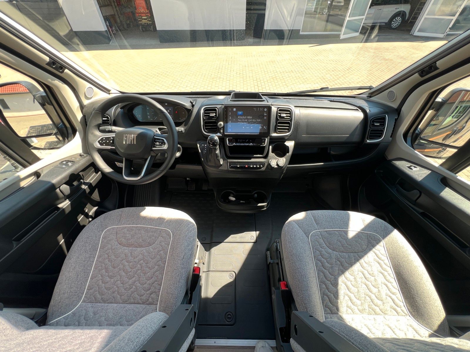 Fahrzeugabbildung Malibu Van first class - two rooms GT skyview 640 LE RB