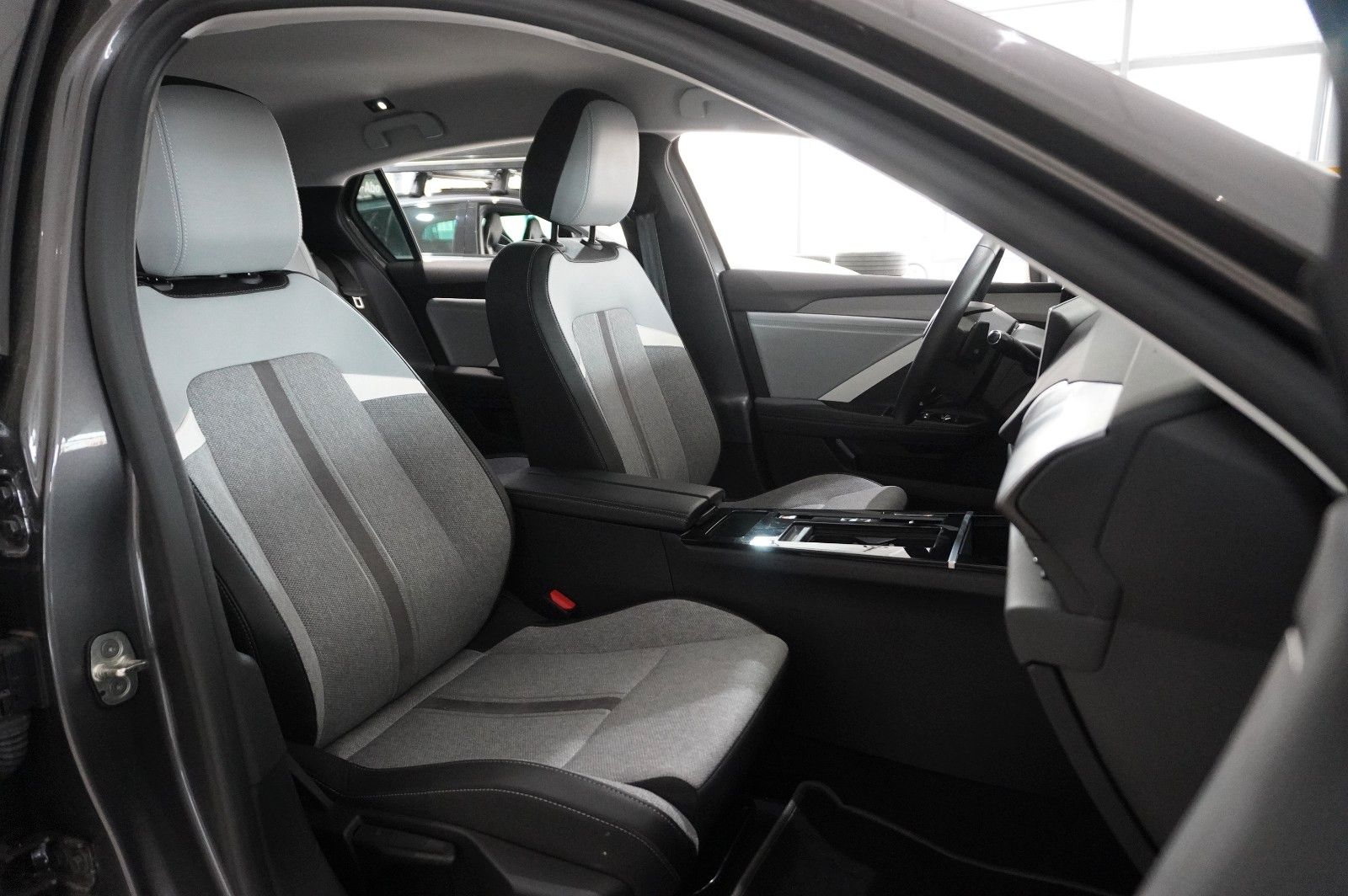 Fahrzeugabbildung Opel Astra L Lim. 1.2T ELEGANCE NAVI/LED/KAMERA/SPORT