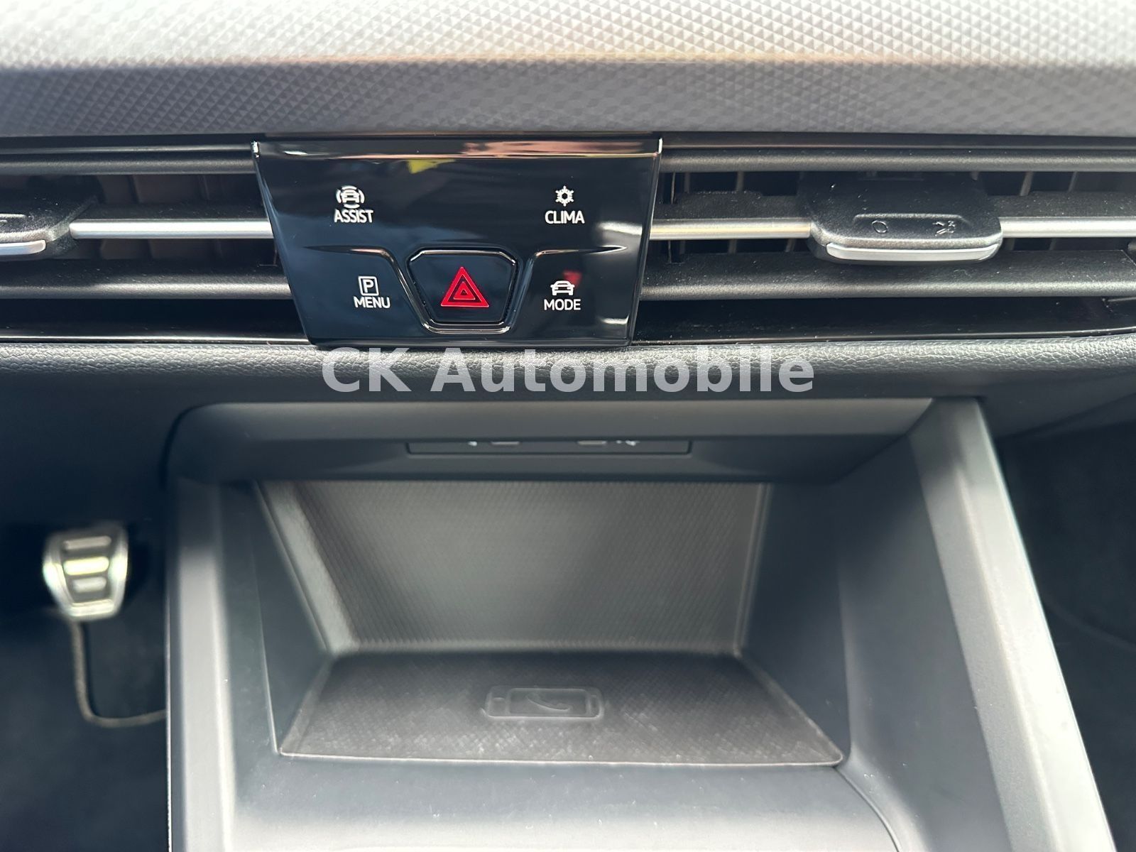 Fahrzeugabbildung Volkswagen Golf VIII Lim. Active 1.5 TSI/Navi/LED/ACC/PDC