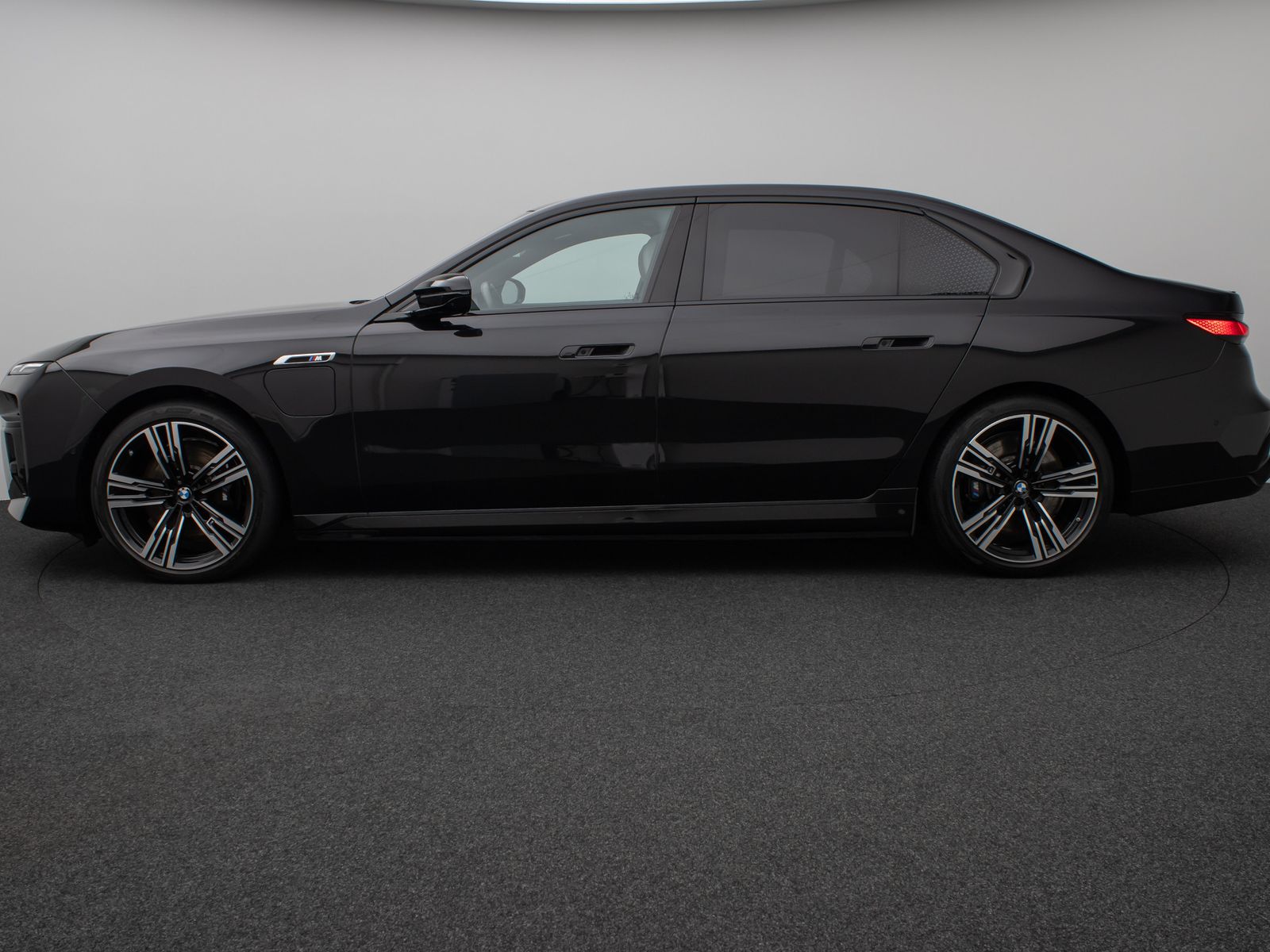 Fahrzeugabbildung BMW M760e Sky Lounge B&W Fond Ent M-Performance Voll