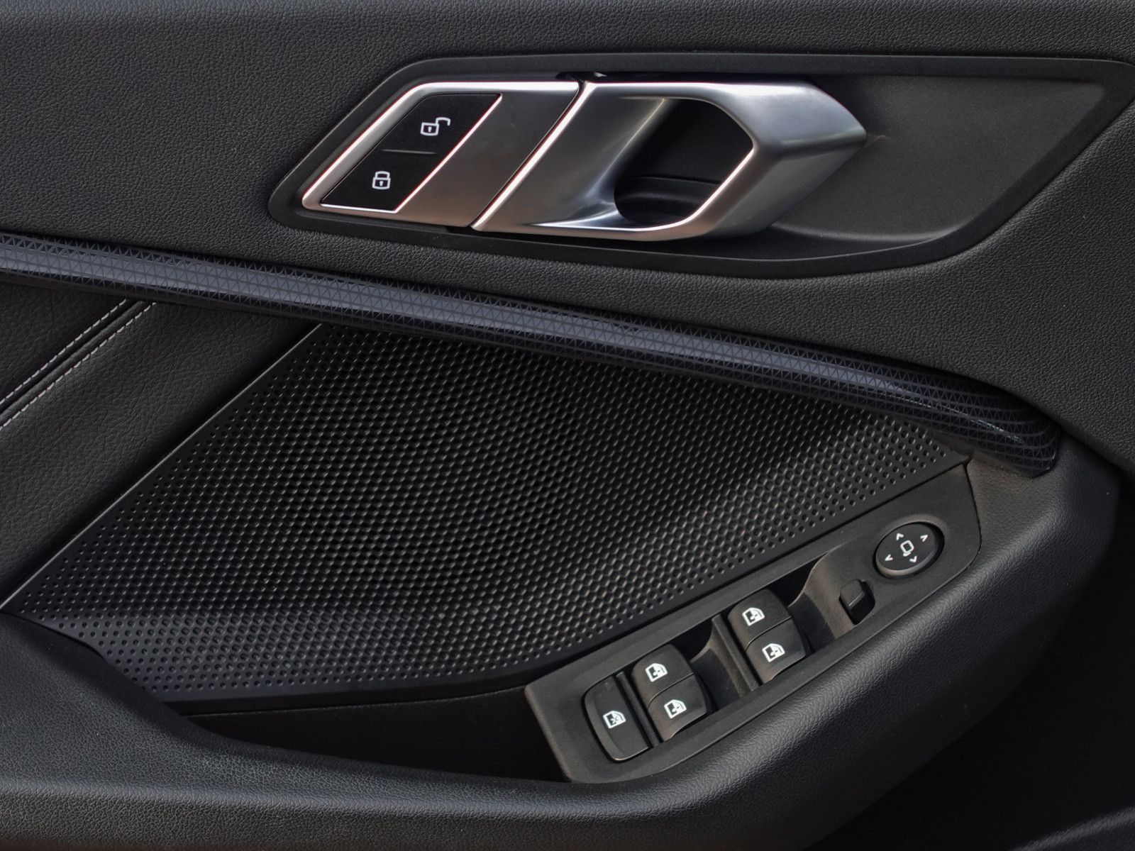 Fahrzeugabbildung BMW 118i Sport Line Navi CarPlay LED-Pkt.
