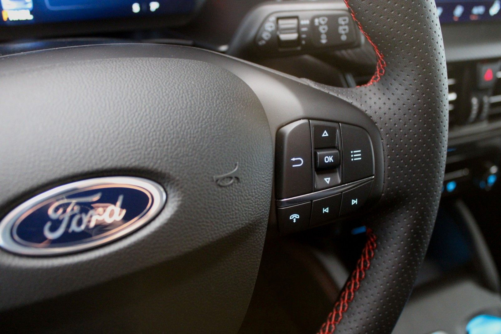 Fahrzeugabbildung Ford Kuga PHEV ST-LINE NAVI Kamera Winter Paket