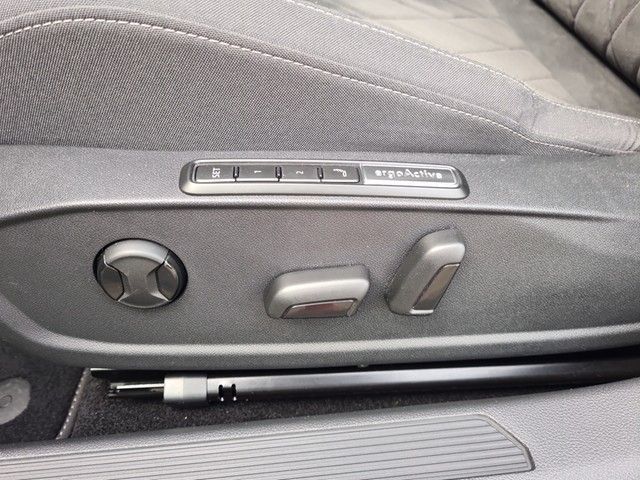 Fahrzeugabbildung Volkswagen Golf VIII Variant TSI Standheizg Kamera ACC LEDp