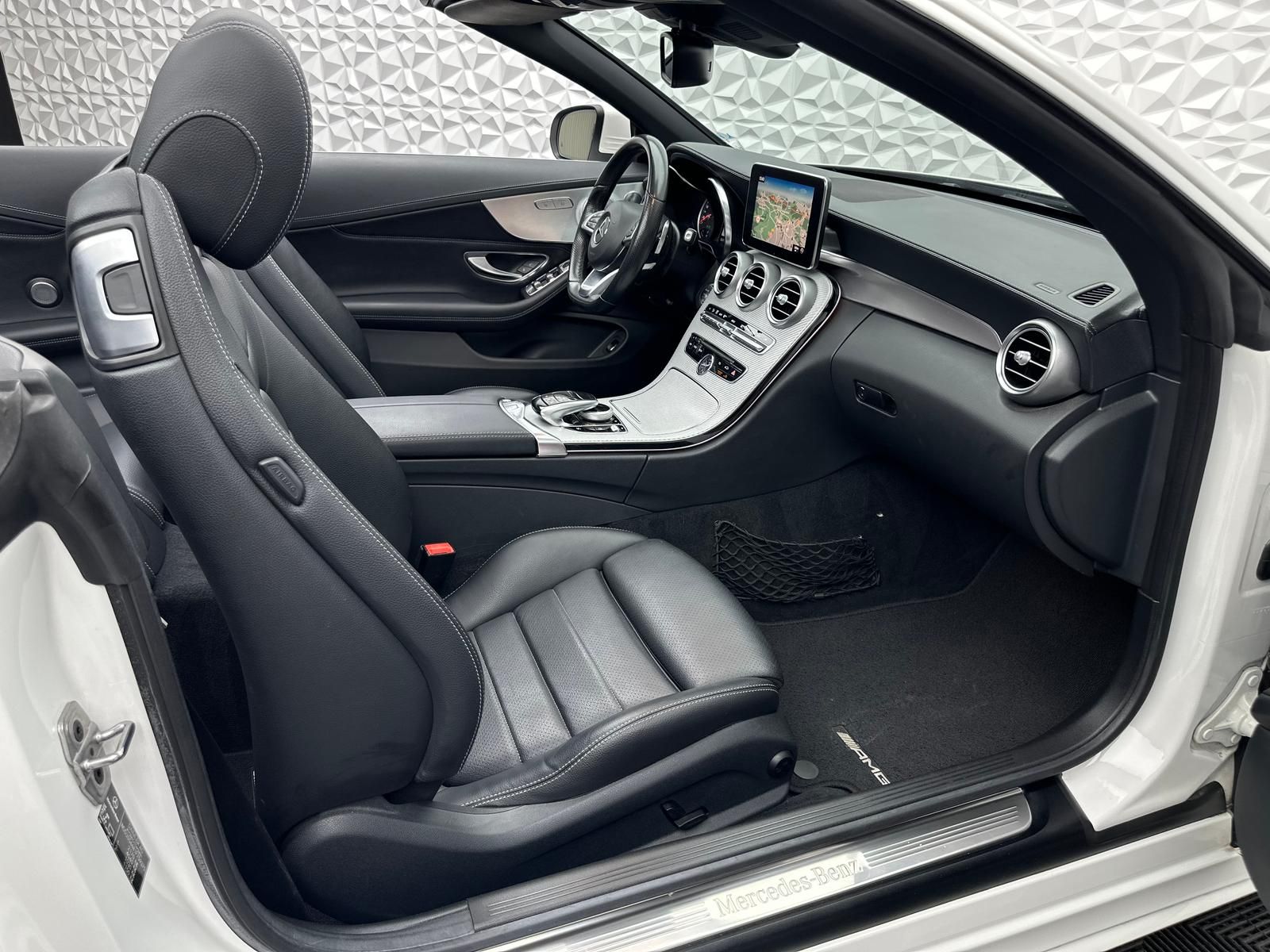 Fahrzeugabbildung Mercedes-Benz C 300 AMG DISTRO/AIRSCARF/BURMESTER/KEYLES/360°